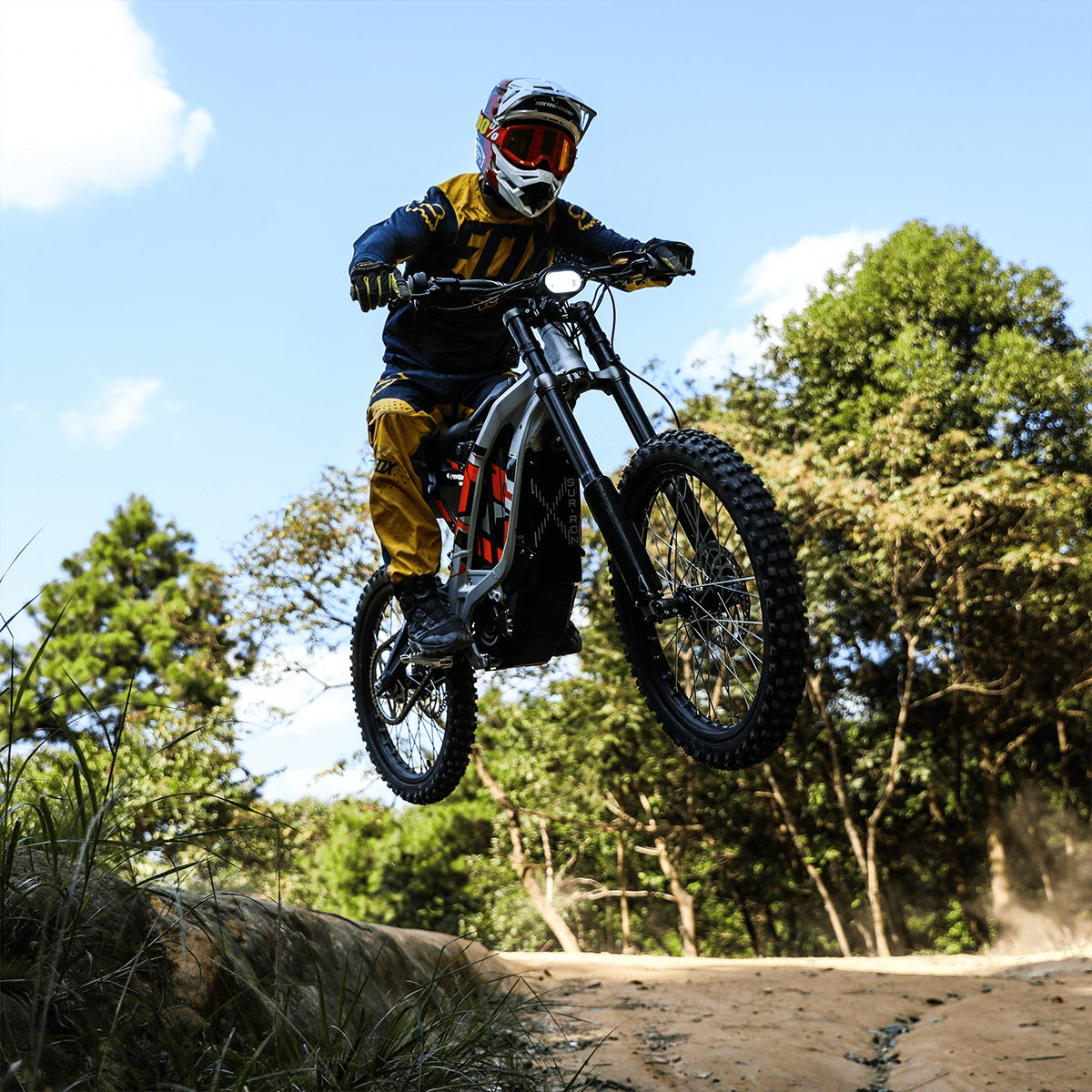 The Motor Power Of Surron Qiu Long Light Drone Electric Off-road Motorcycle Is 3000w, The Peak Power Is 6000w, The Maximum Speed Is 75kmh, And The Battery Data Is 60v40ah