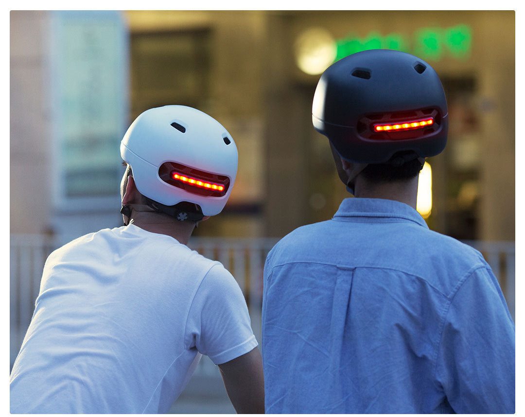 Intelligent helmet with automatic photosensitive warning