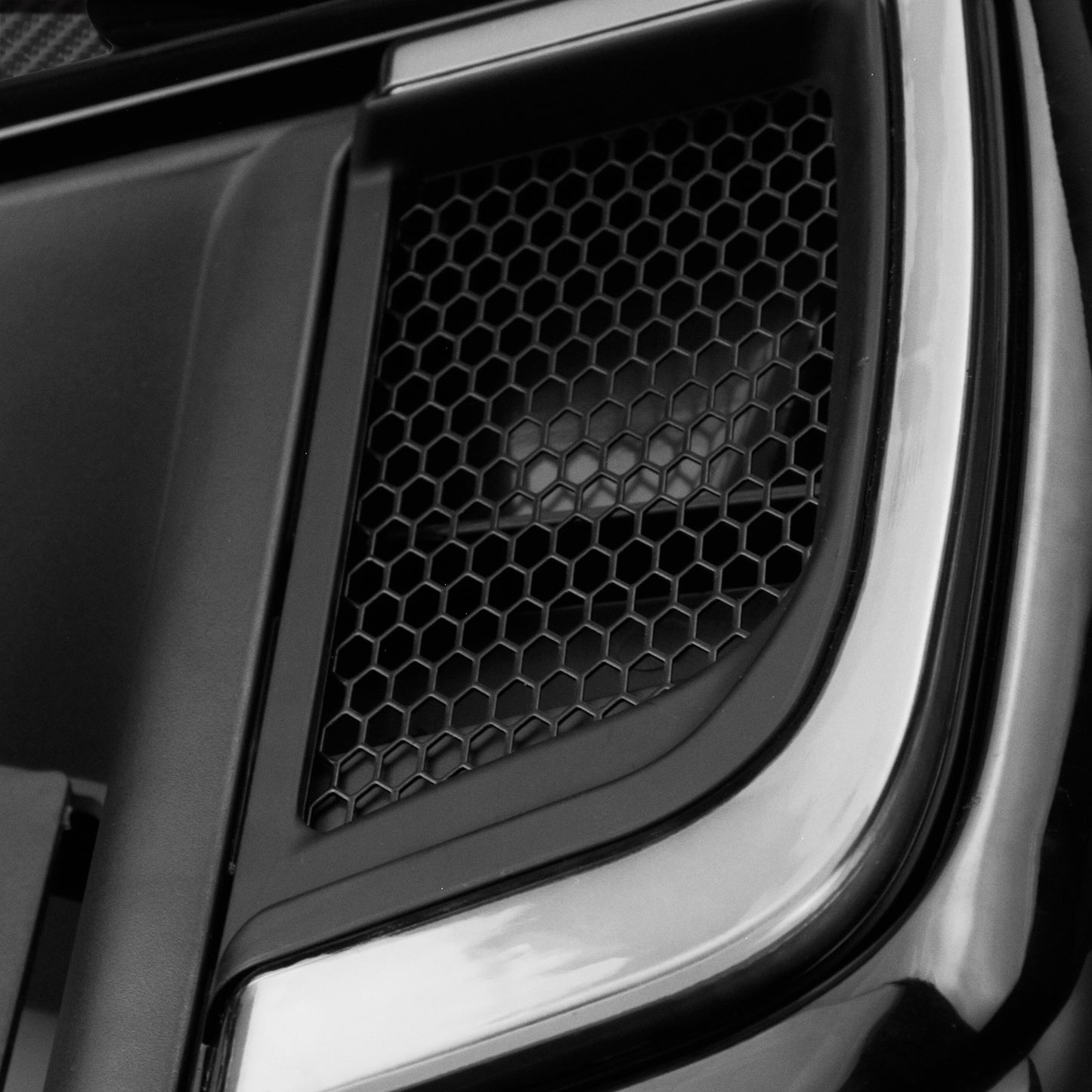 Double Lamp Refitted Leg Guard, Side Box And Bar For Wind Protection